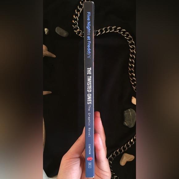 Five Night’s at Freddy’s The Graphic Novel - The Twisted Ones - Paperback - Picture 2 of 7